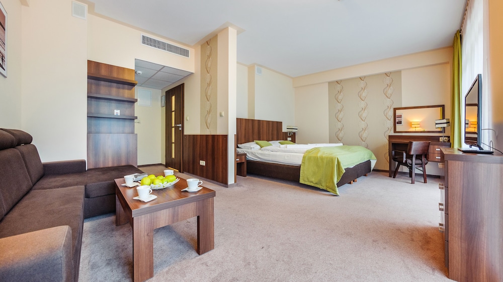 Room (311)