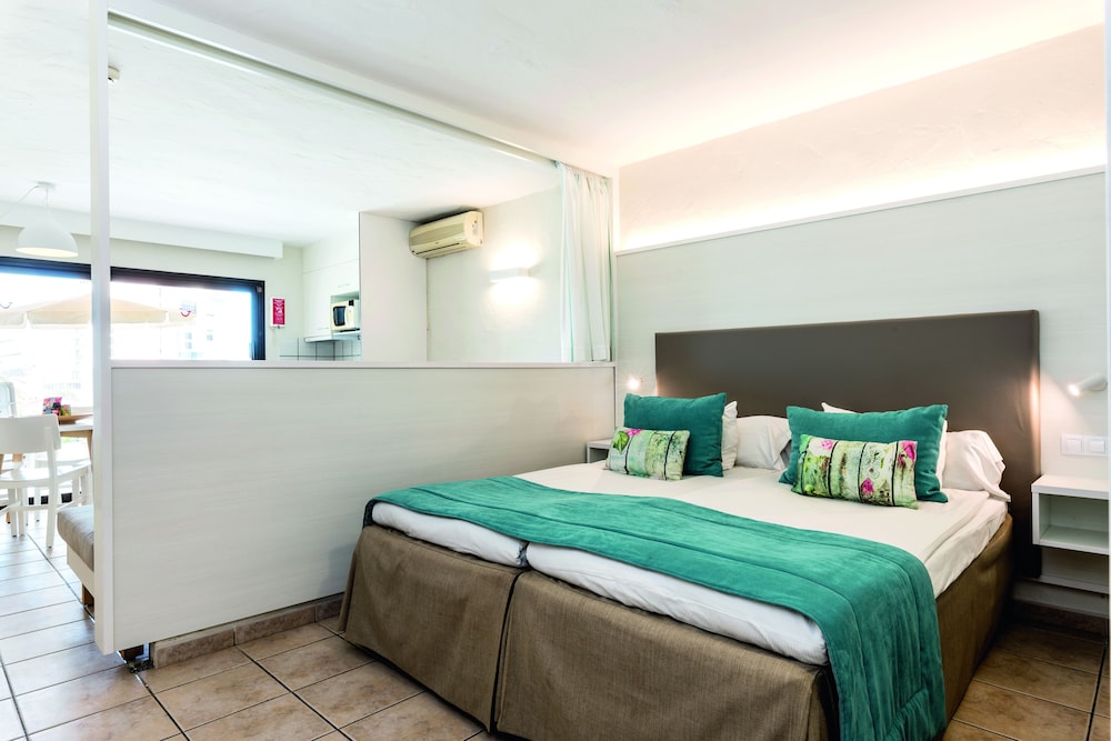 Studio, 1 Bedroom - Photo 2