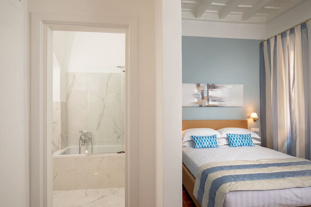Deluxe Double Room, 1 Queen Bed, Bathtub photo 3