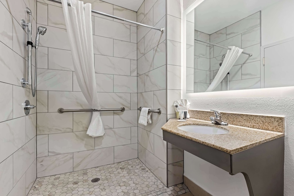Suite, Multiple Beds, Non Smoking - Photo 4