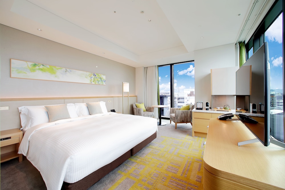 Luxury King Double Room, Non Smoking,Extra bed for 3 Adults (Free Access to the roof top pool) - Photo 4