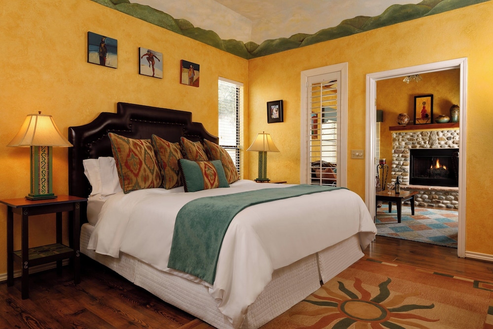 Luxury Studio, 1 King Bed, Non Smoking (El Paso Suite) photo 2