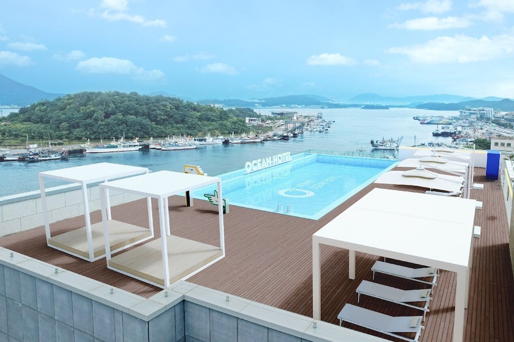 City 2 Twin (Infinity Pool And Breakfast Package), photo 6