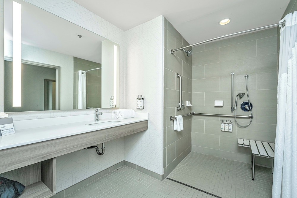 Standard Room, 1 King Bed, Accessible (Communications) - Photo 3