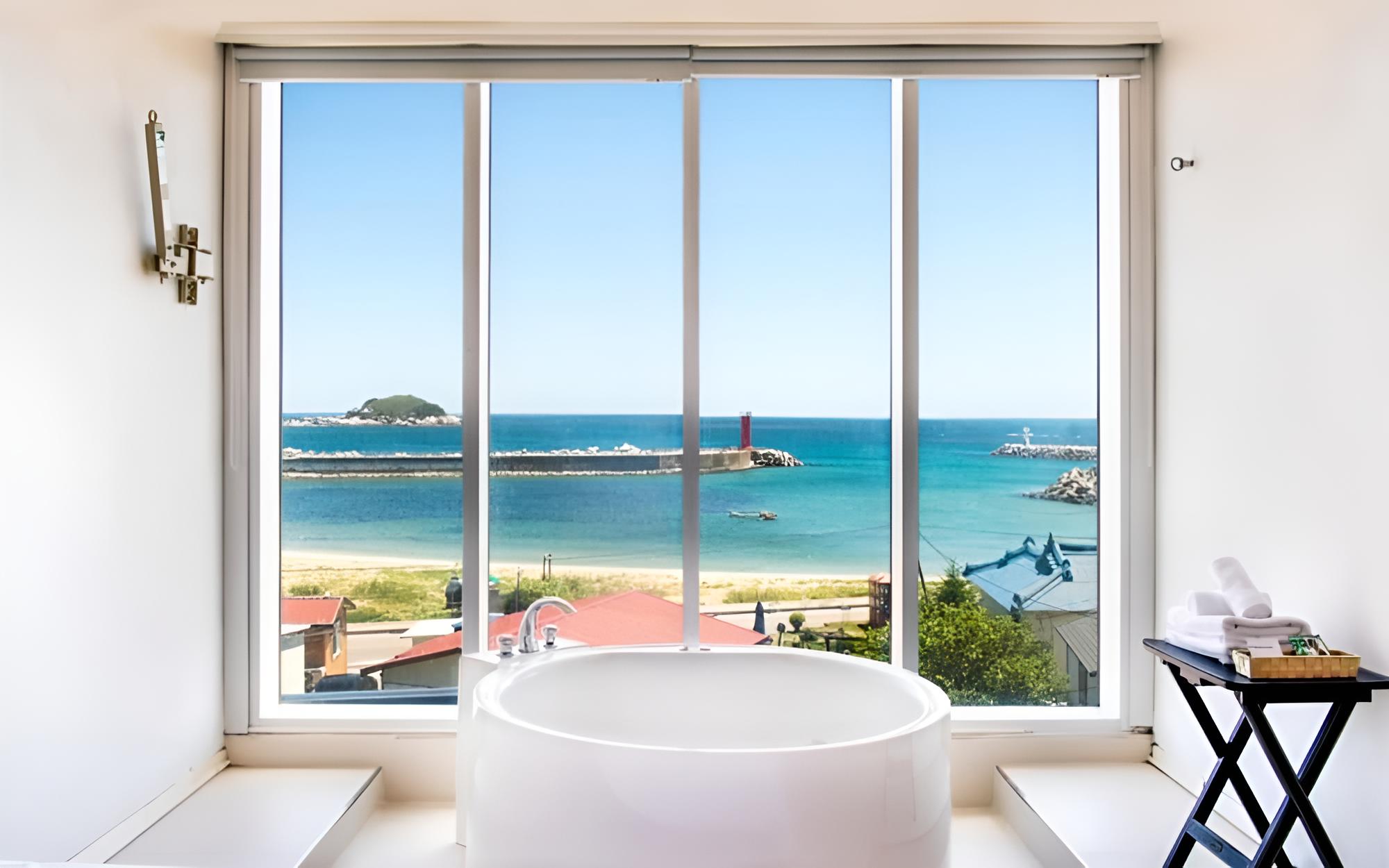 Room (303 Spa Ocean View (Netflix Mini Beam) photo 1