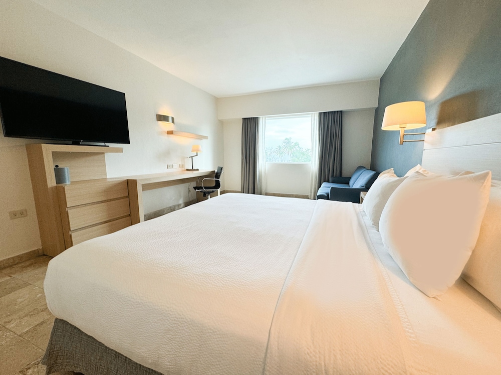 Deluxe Room, 1 King Bed with Sofa bed - Photo 4