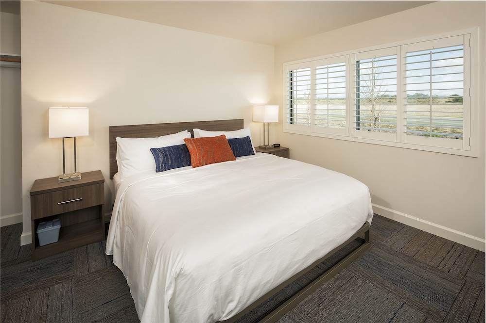 Deluxe Room, 1 King Bed - Photo 1