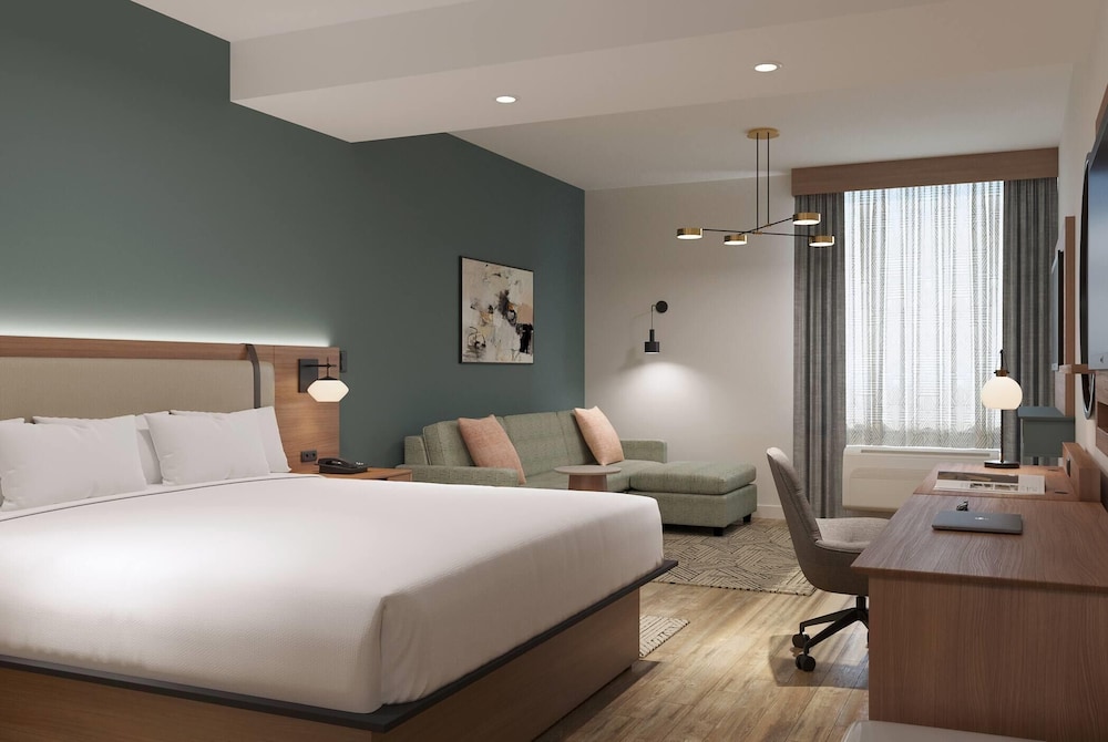 Suite, 1 King Bed, Non Smoking - Photo 2