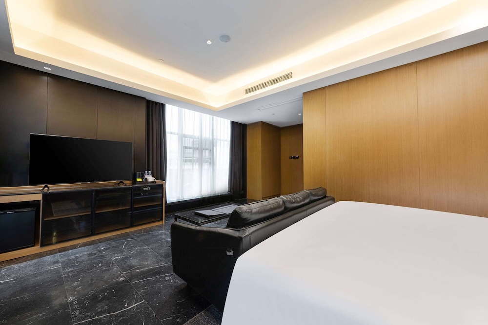 Deluxe Room, 1 King Bed, Non Smoking (Intelligent) photo 1