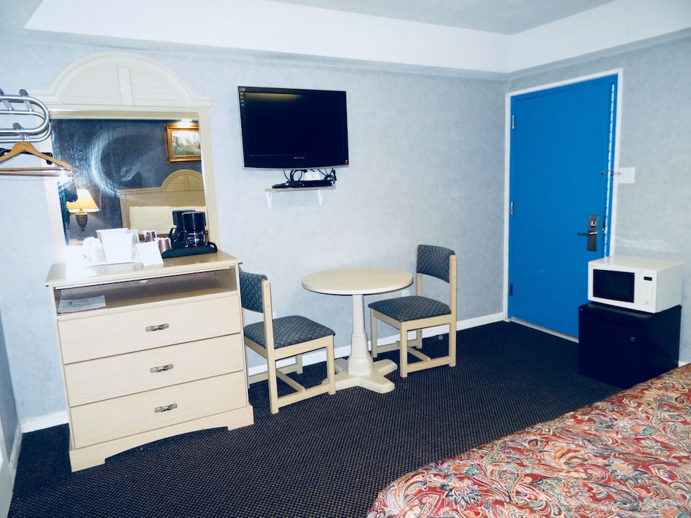 Room, 1 King Bed, Jetted Tub photo 3
