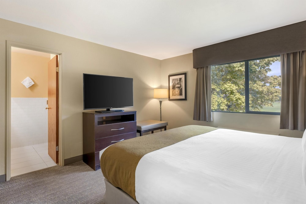 Suite, 1 King Bed, Balcony, Golf View (Living Room) photo 3