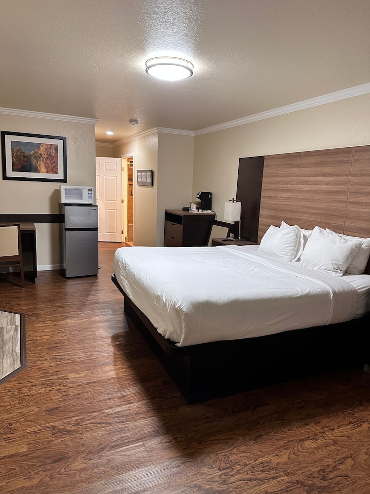 Standard Room, 1 King Bed - Photo 3