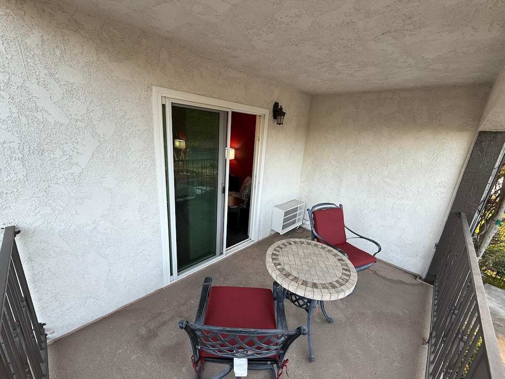 Gallery Room, 1 King Bed, Non Smoking, Balcony - Photo 3