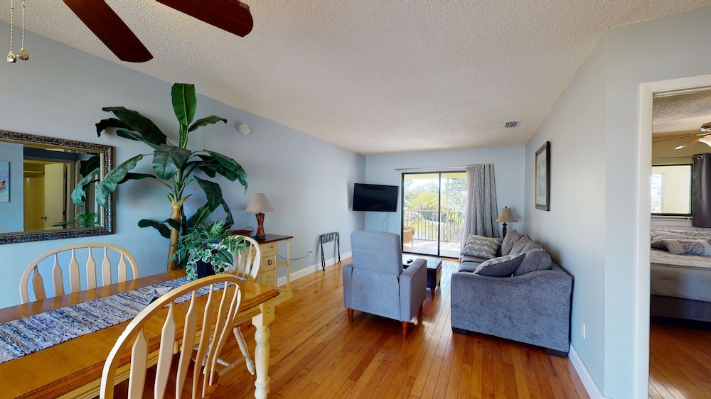 Deluxe Suite (Second Floor Only)