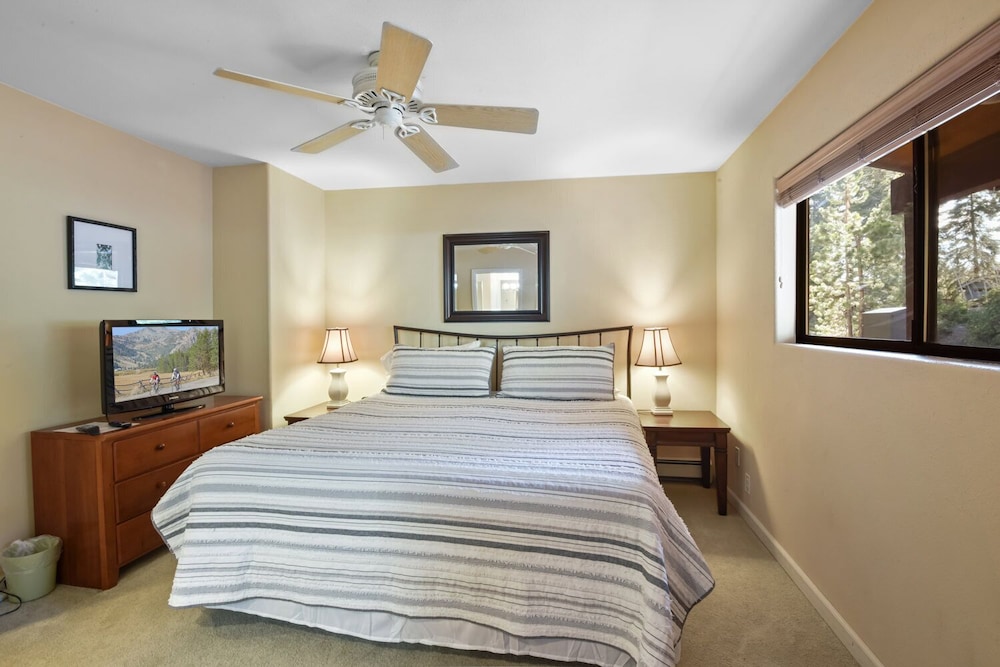 House, Multiple Beds, Patio, Mountain View (Tranquil Tumbleweed) photo 3