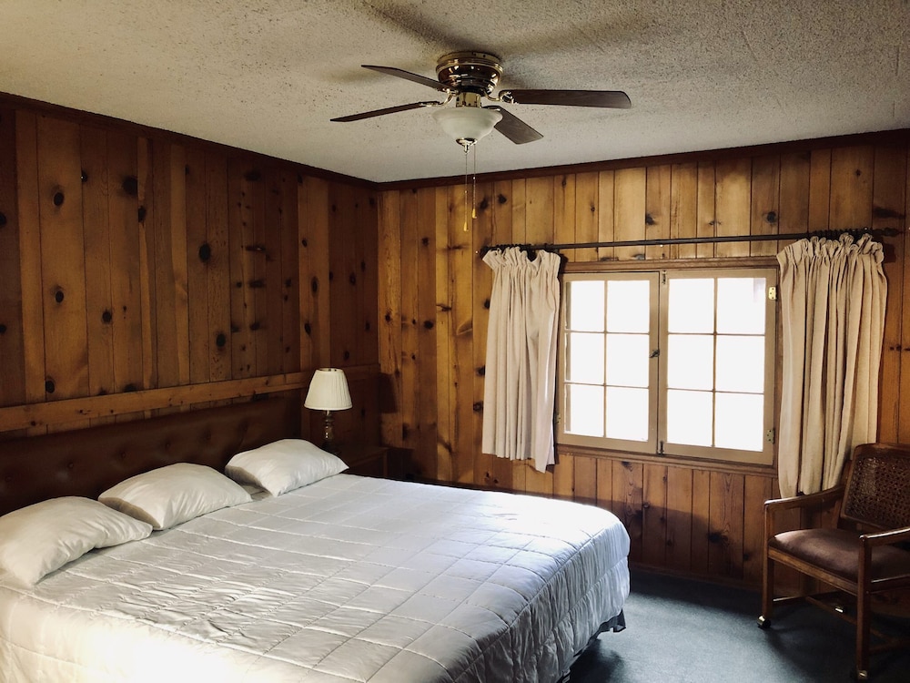 One Bedroom Cottage #18, 1 king bed photo 1