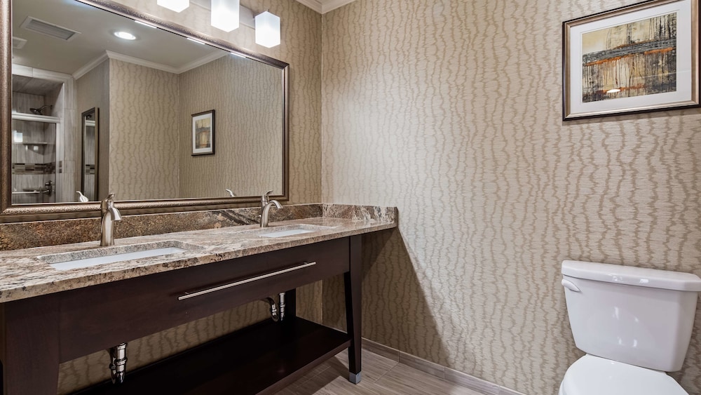 Suite, 1 King Bed, Non Smoking, Refrigerator & Microwave (Larger Room) - Photo 2