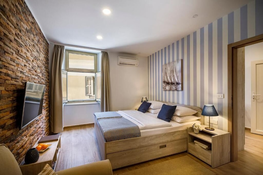 Apartment For 2 Old Town View - Old Town Suites & Rooms