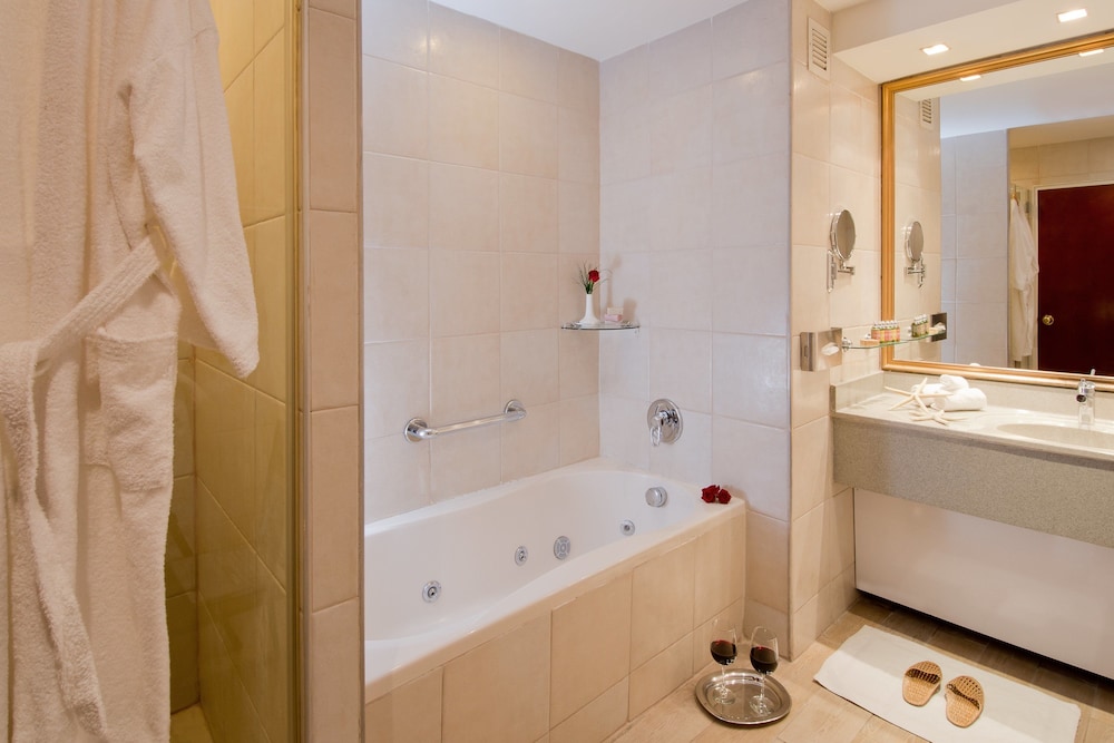 Executive Suite - Photo 2