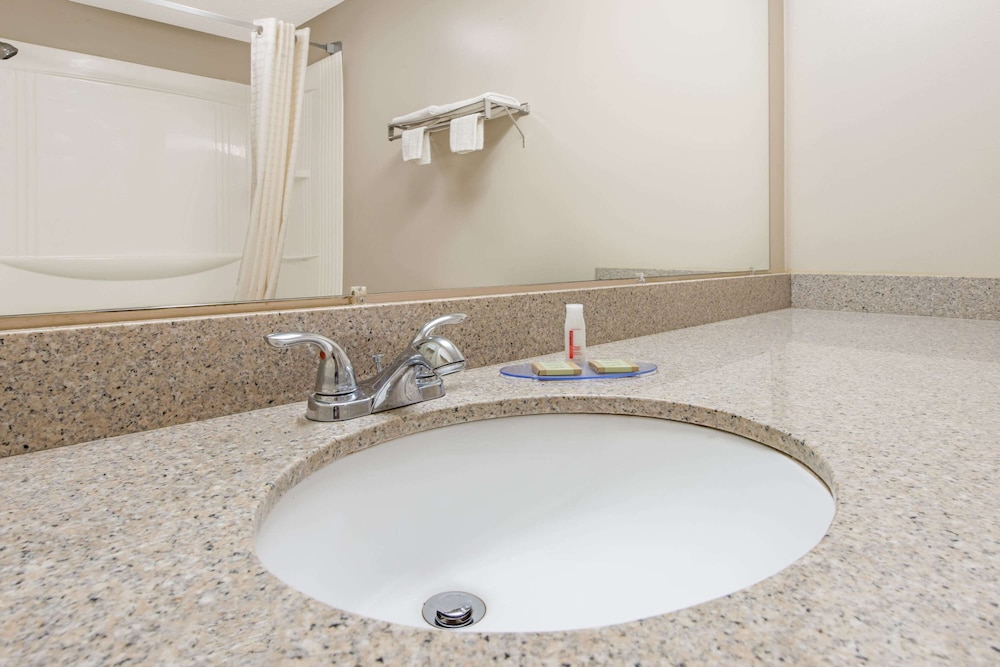 Standard Room, 1 King Bed, Jetted Tub photo 3