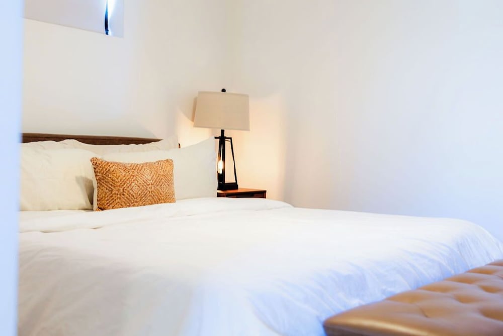Luxury Suite, 1 King Bed, Kitchenette photo 2