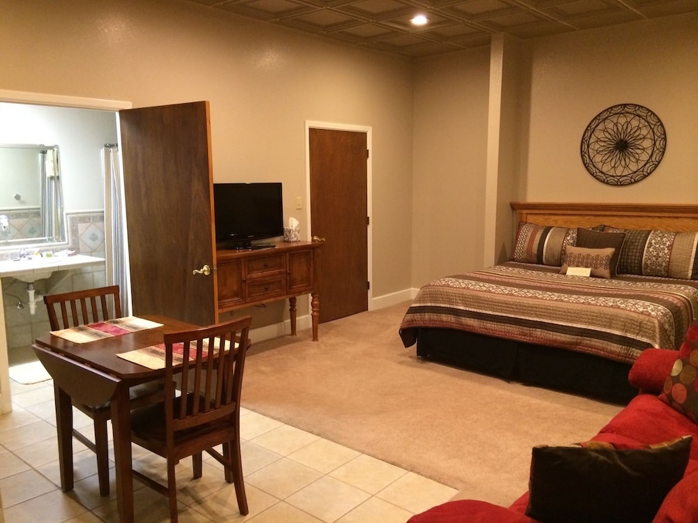 Comfort Studio Suite, 1 King Bed with Sofa bed photo 1