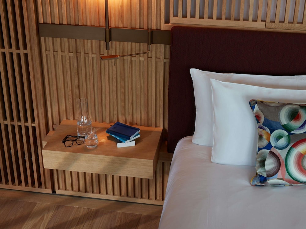 L'ATELIER, 1 King, Large corner Suite with sofabed, Views of Paris rooftops photo 2