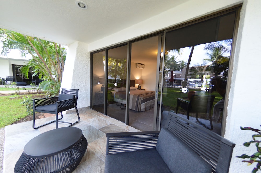 Luxury Junior Suite Lagoon View photo 3