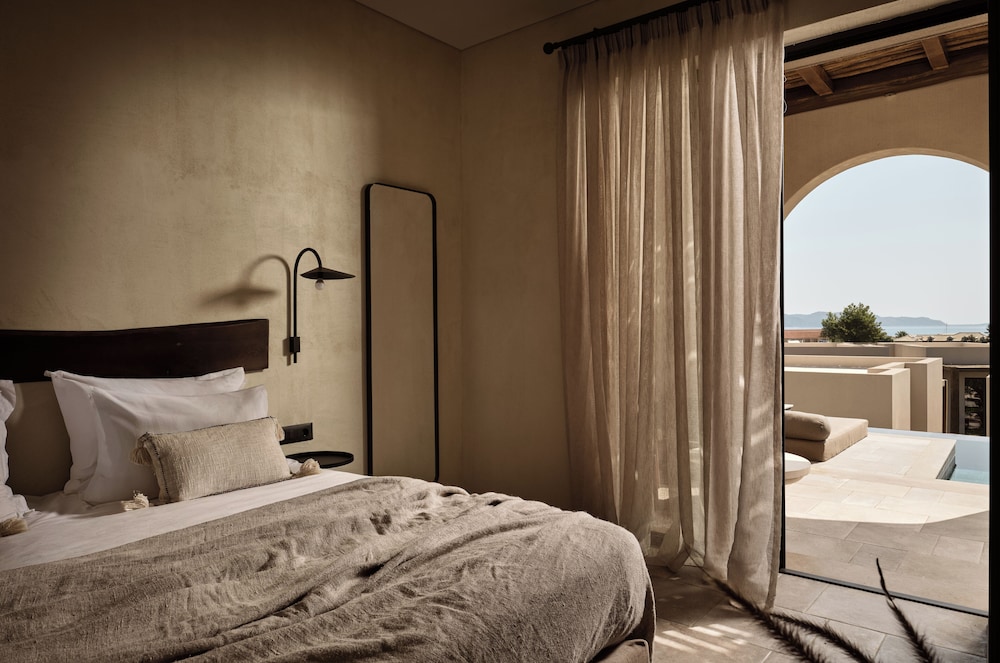 Junior Suite with Private Pool and Sea View - Photo 3