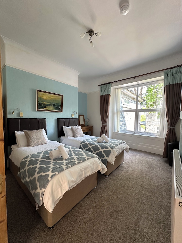House, 6 Bedrooms photo 2