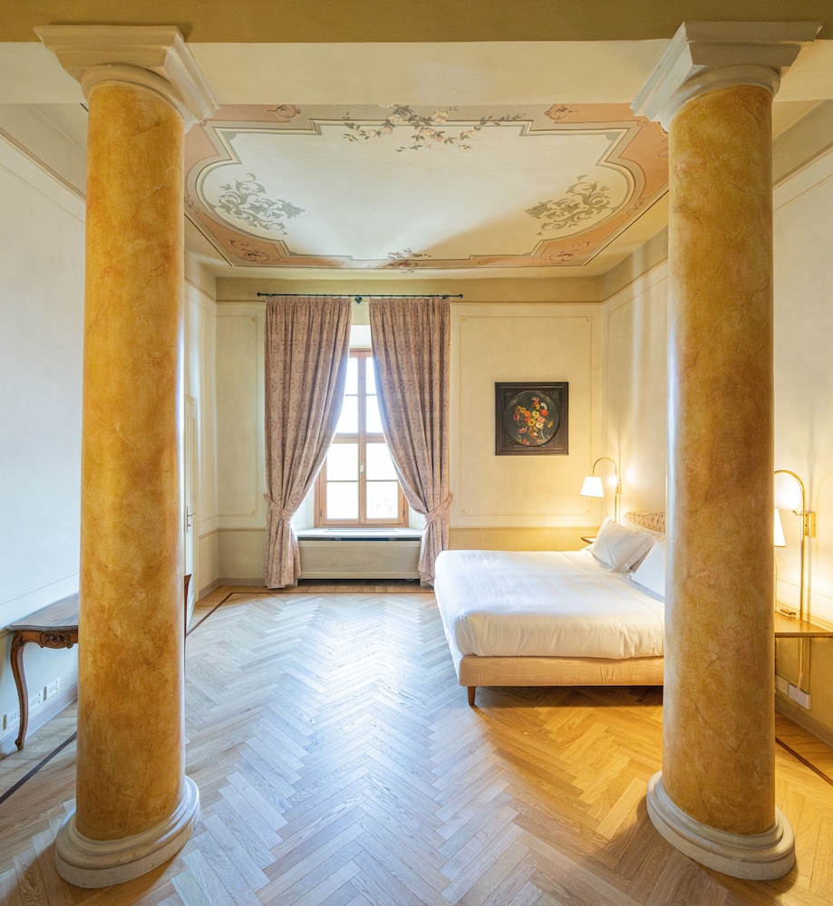 Traditional Suite - Photo 1