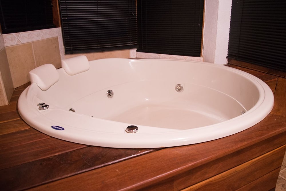 Traditional Chalet, 1 Queen Bed, Hot Tub photo 2