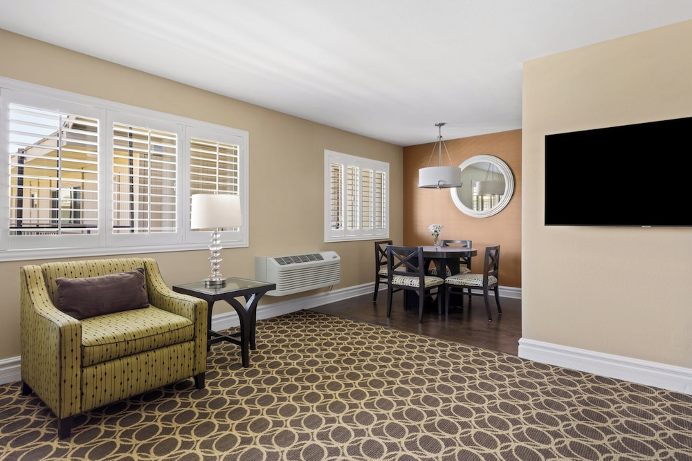 Suite, 1 Bedroom (Garden Side, 2 Queens) - Photo 1