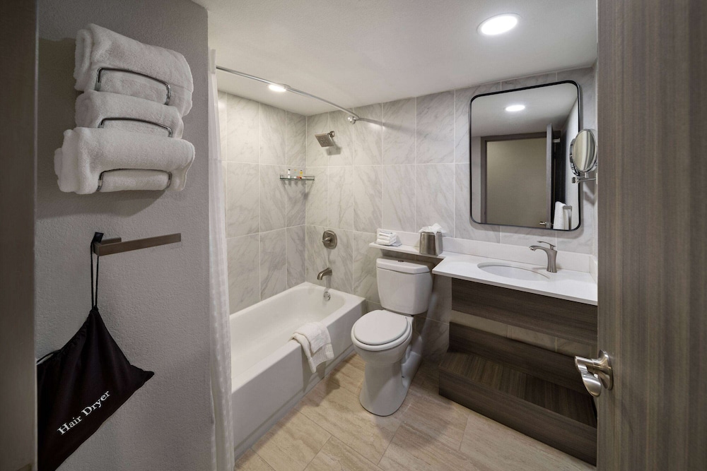 Luxury Suite, 2 Queen Beds, Non Smoking - Photo 2