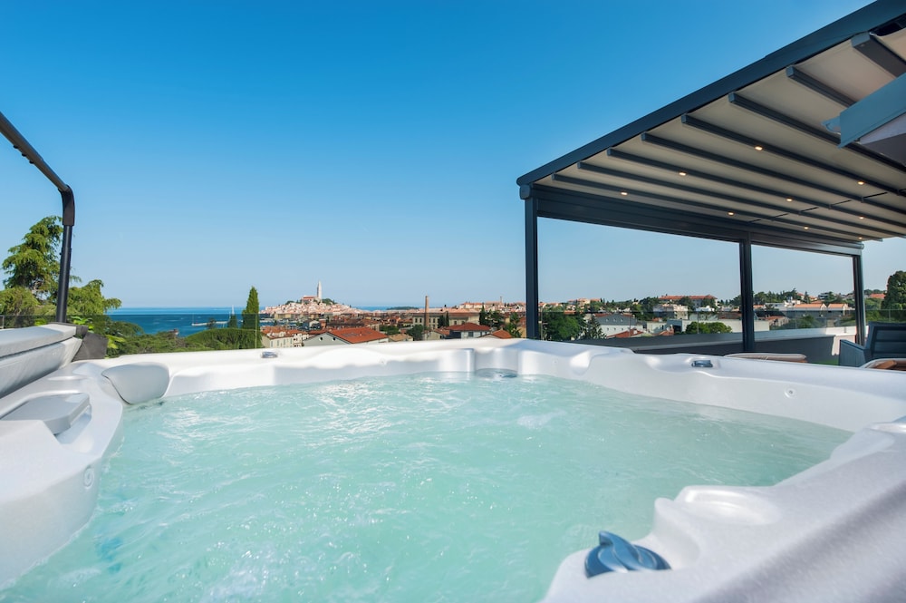 Signature Penthouse, 2 Bedrooms, Hot Tub, Sea View