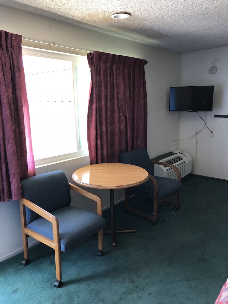 Basic Double Room, 2 Queen Beds photo 2