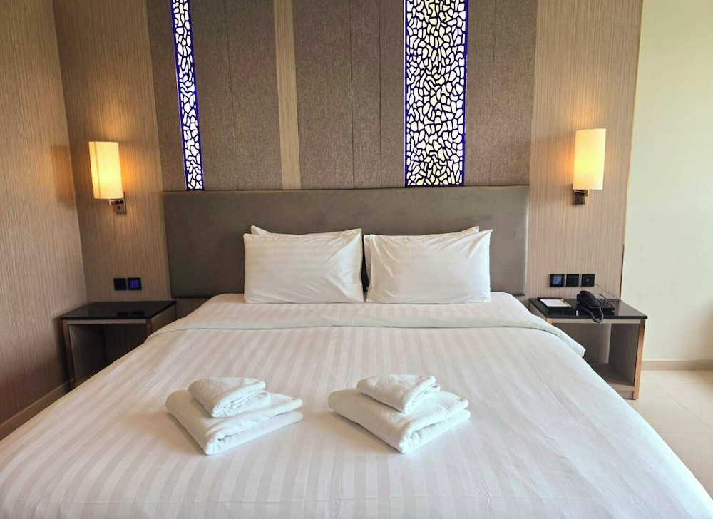Deluxe King Room with Balcony - Photo 3