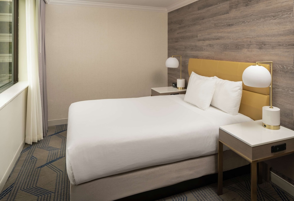 One Queen Bed, Accessible - Photo 2