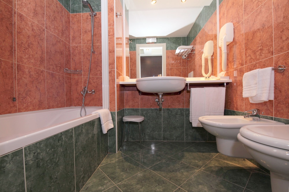 Standard Double or Twin Room - Photo 7