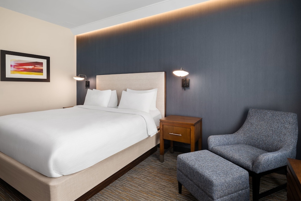 Standard Room, 1 King Bed (Hearing Accessible) - Photo 2