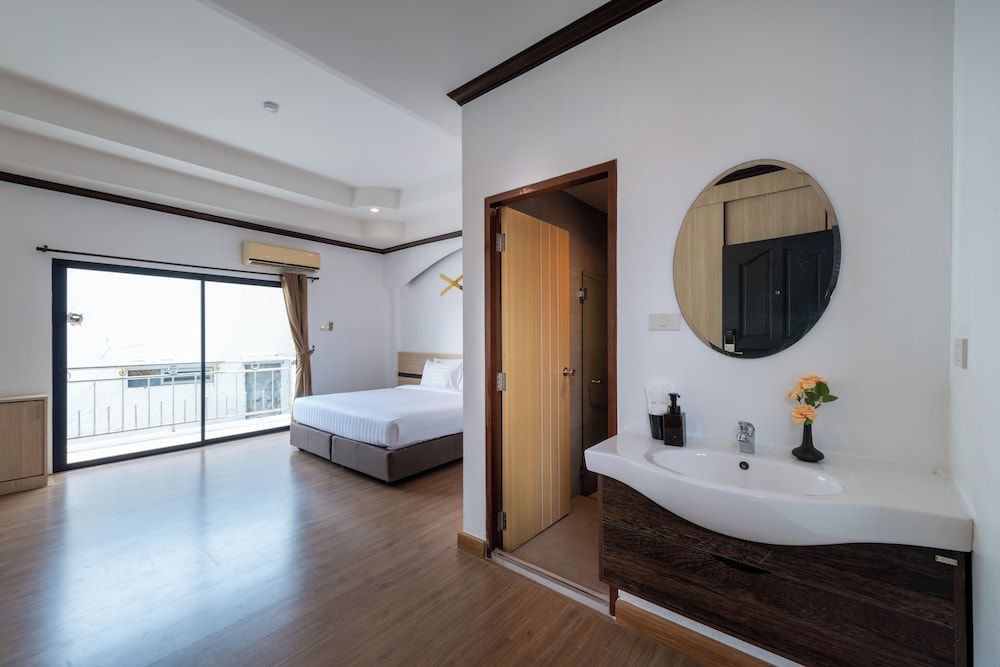 Deluxe Room, 1 King Bed, Corner
