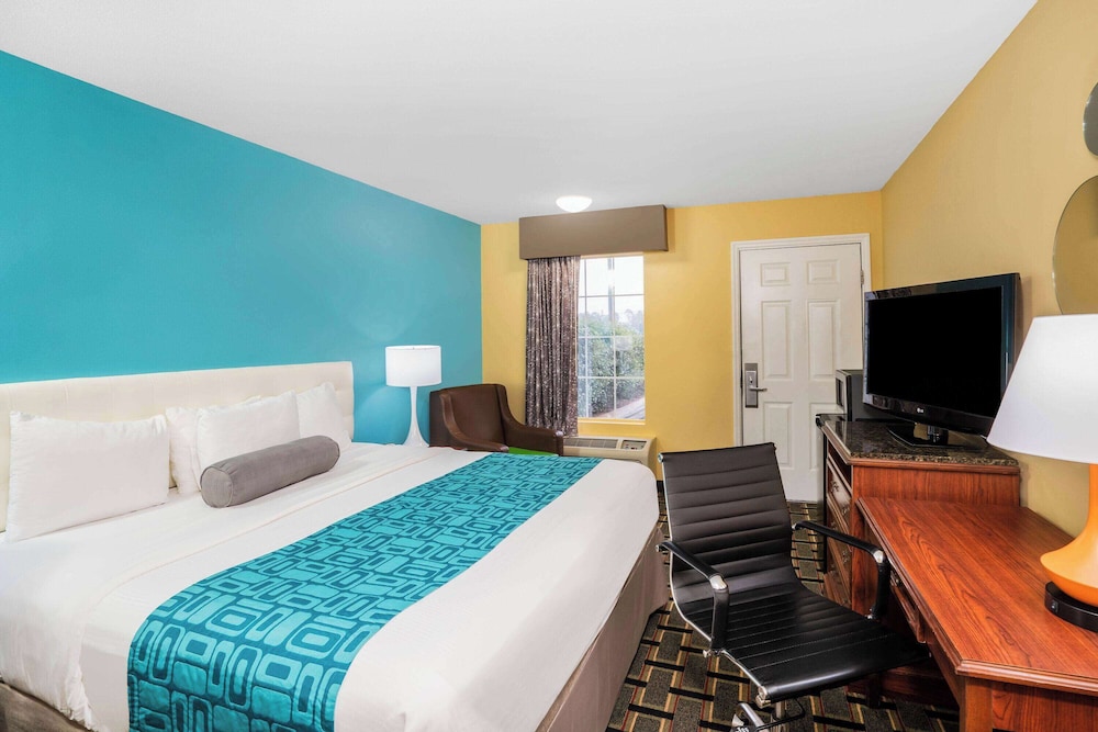 Room, 1 King Bed, Smoking photo 3