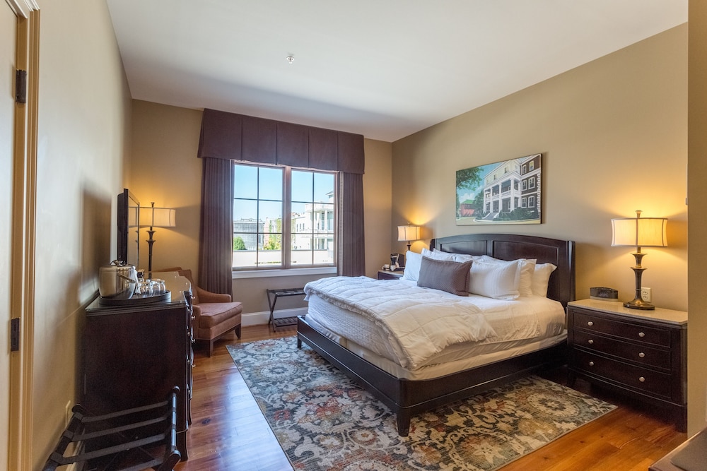 Standard Room, 1 King Bed (4)