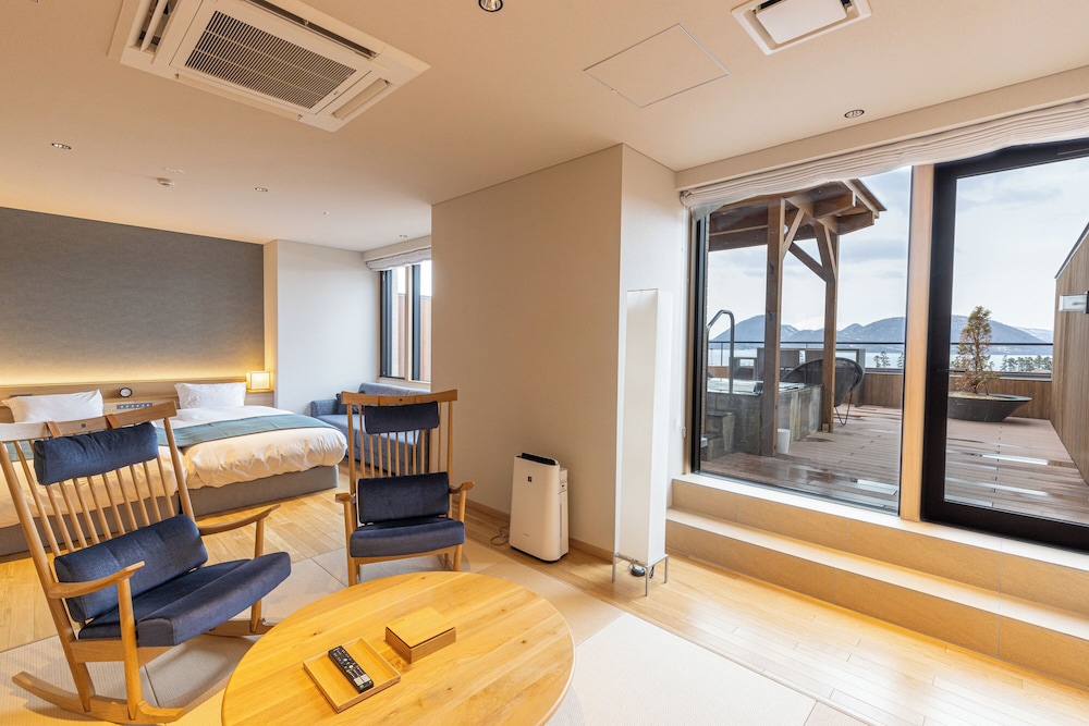 Japanese Western Style Room with Onsen Open-Air Bath (Lake View) West Wing, Non-Smoking - Photo 8