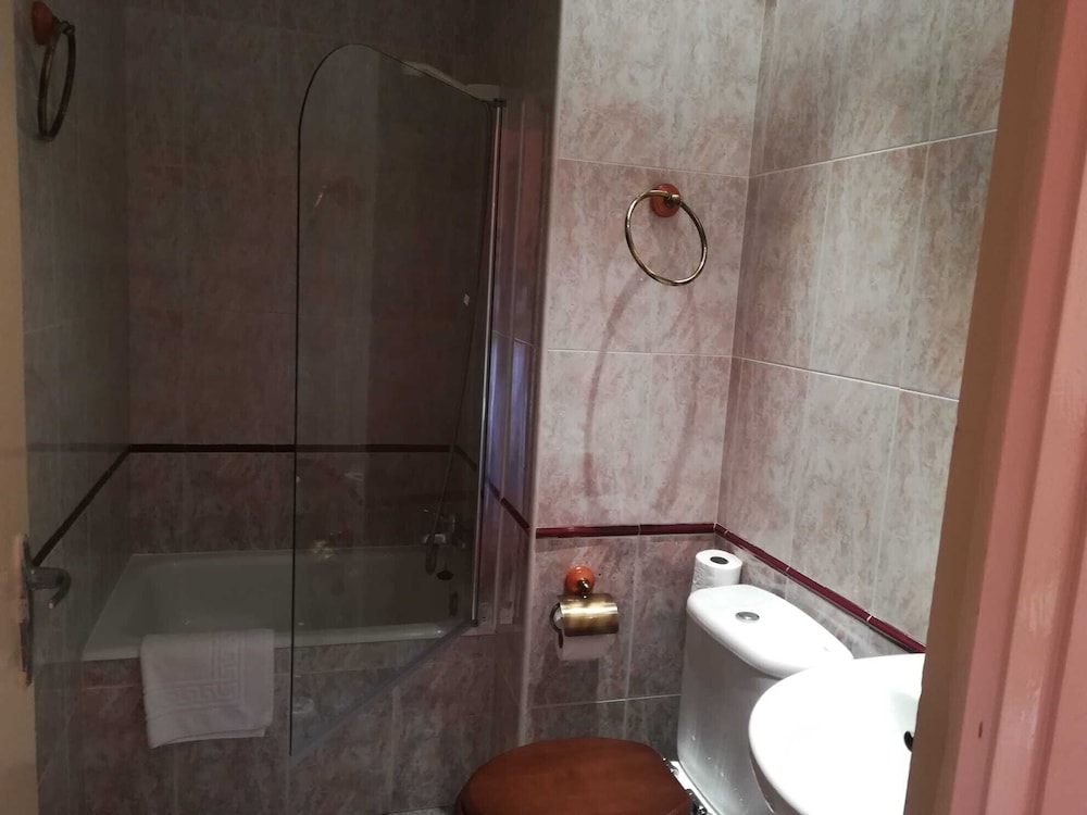 Twin Room - Photo 3