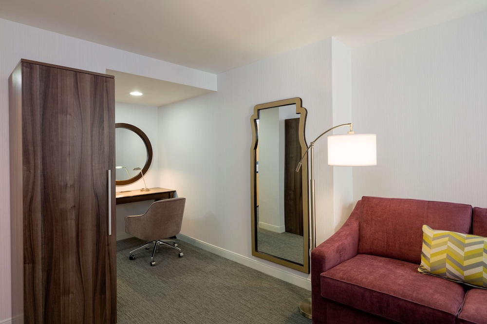 Suite, Accessible, Non Smoking (Roll-in Shower) thumbnail 5