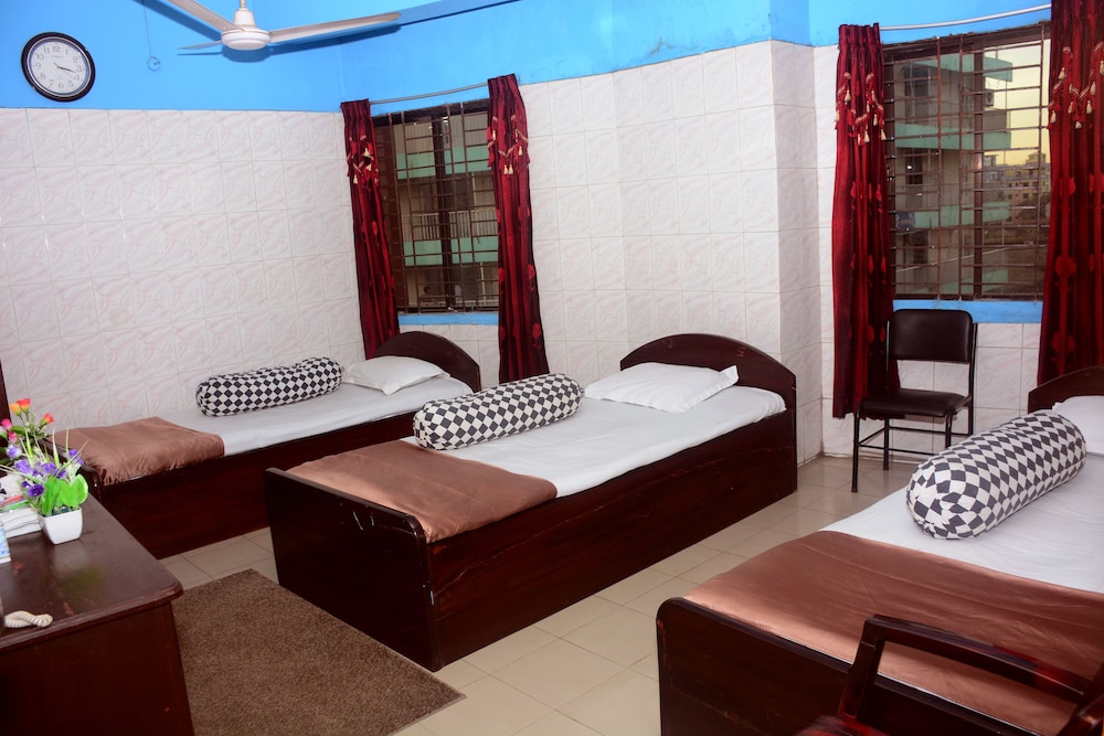 Economy Triple Room photo 3