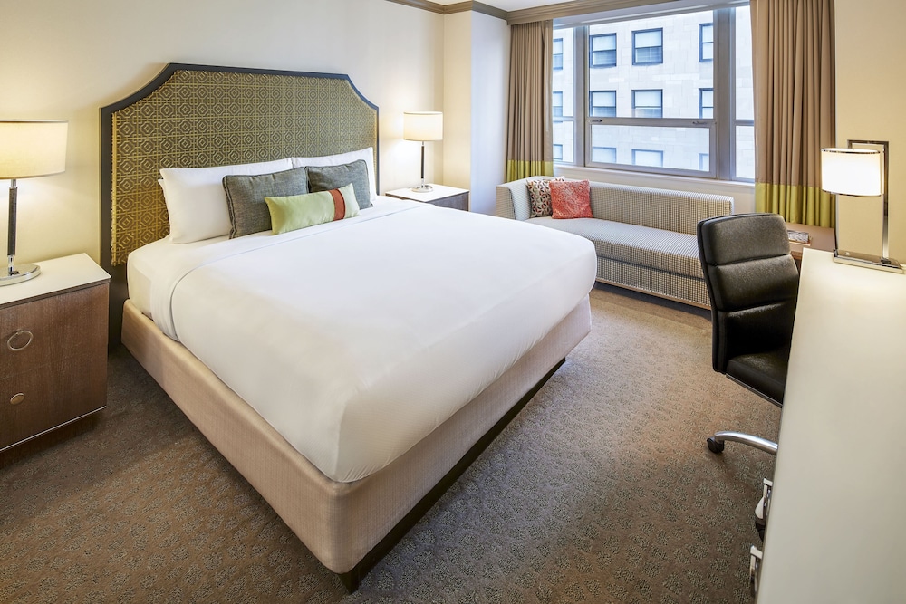 Classic Room, 1 King Bed, Mobility Accessible (Roll-In Shower)