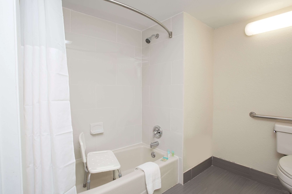 Room, 1 Queen Bed, Accessible, Non Smoking (Exterior Corridor)