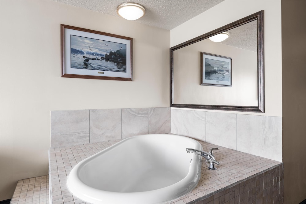 Suite, 1 King Bed, Jetted Tub, Harbor View (with Sofabed)